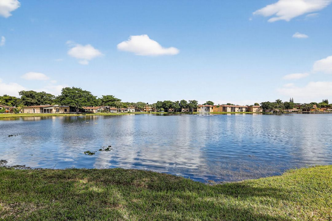 Под контрактом: $240,000 (2 спален, 2 ванн, 1015 Квадратных фут)