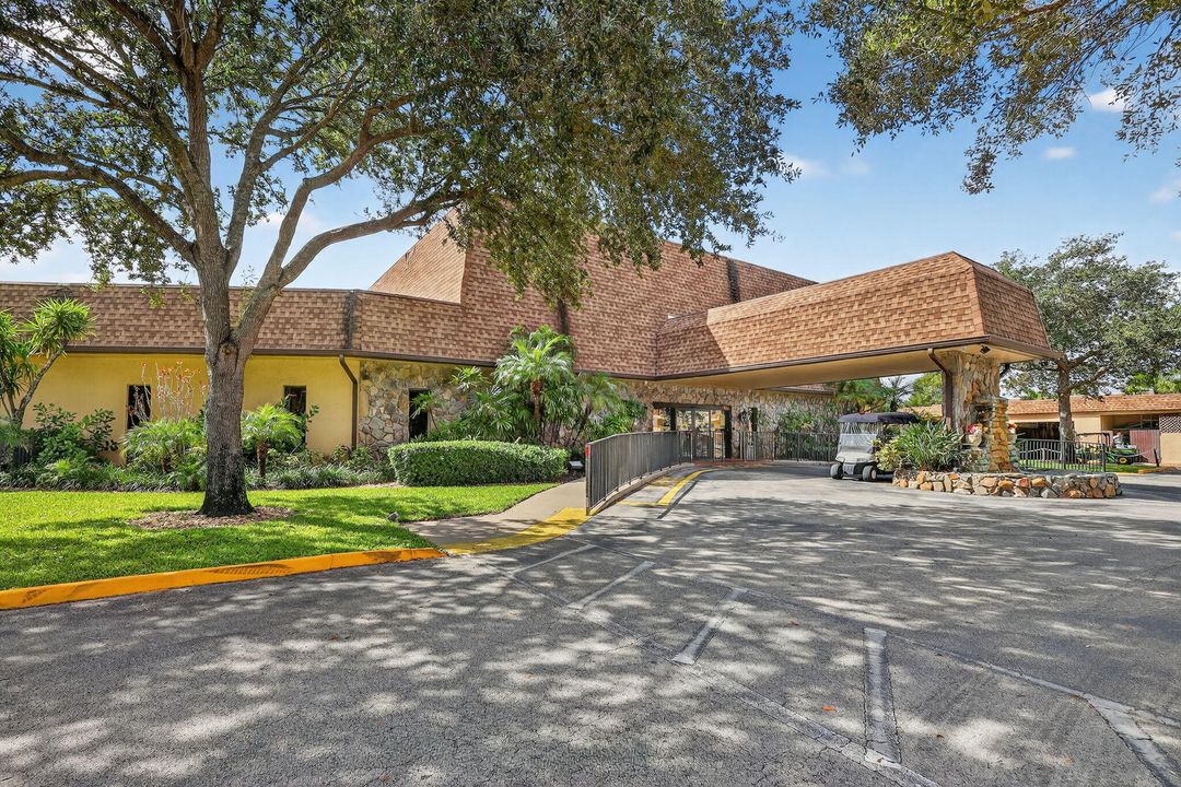 Под контрактом: $240,000 (2 спален, 2 ванн, 1015 Квадратных фут)