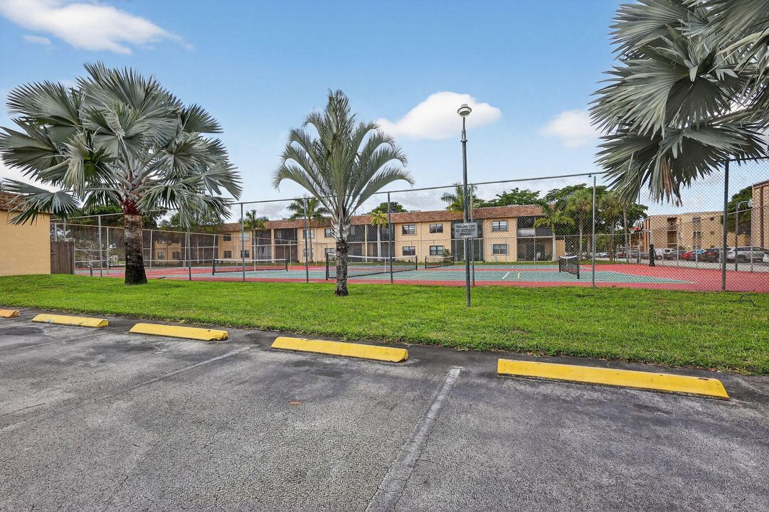 Под контрактом: $240,000 (2 спален, 2 ванн, 1015 Квадратных фут)