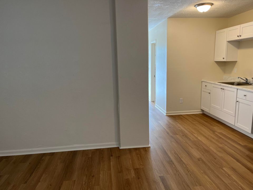 待售: $405,000 (0 贝兹, 0 浴室, 1040 平方英尺)