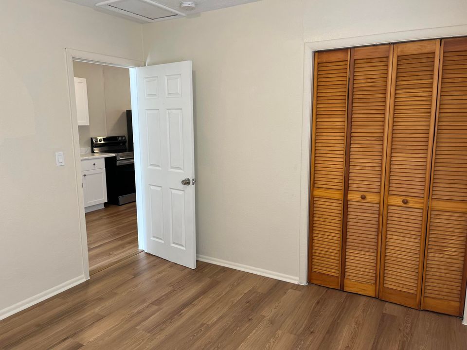 待售: $405,000 (0 贝兹, 0 浴室, 1040 平方英尺)