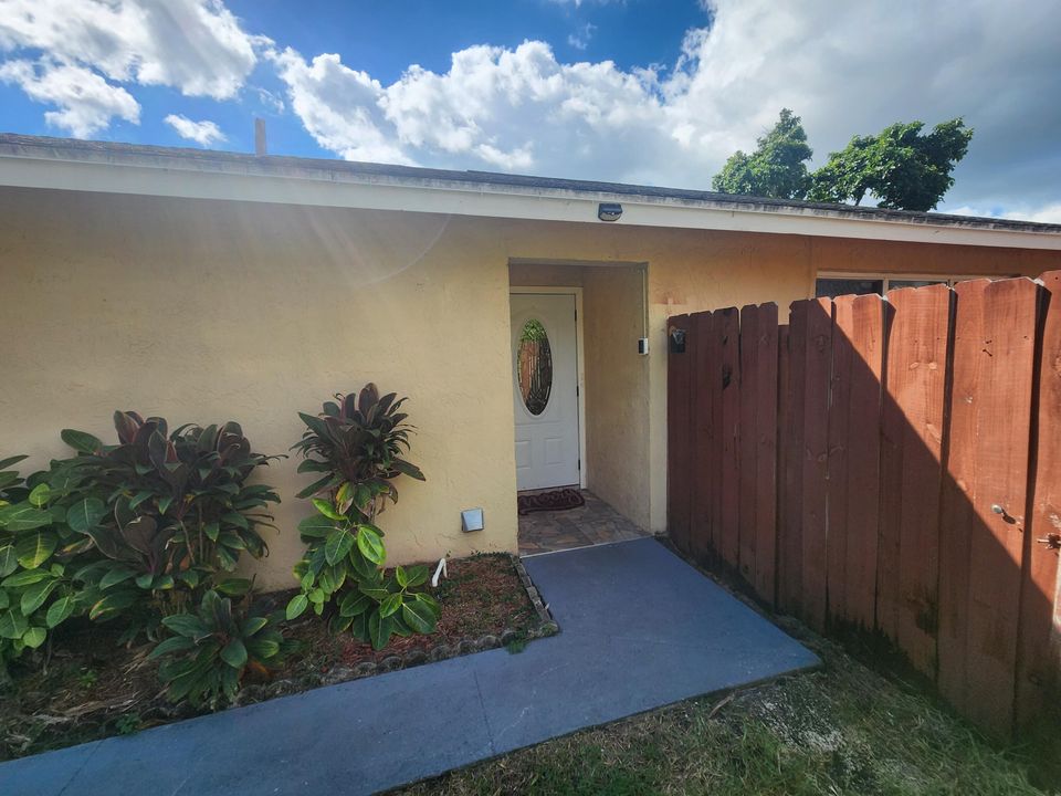 For Rent: $3,100 (4 beds, 2 baths, 1638 Square Feet)