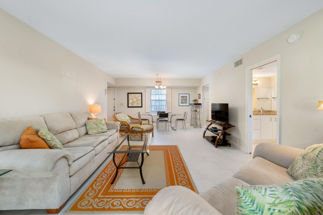For Sale: $325,000 (2 beds, 2 baths, 1196 Square Feet)