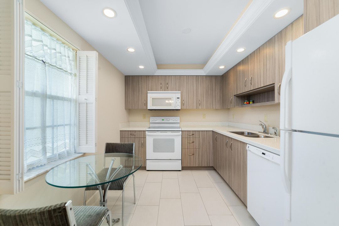 For Sale: $325,000 (2 beds, 2 baths, 1196 Square Feet)