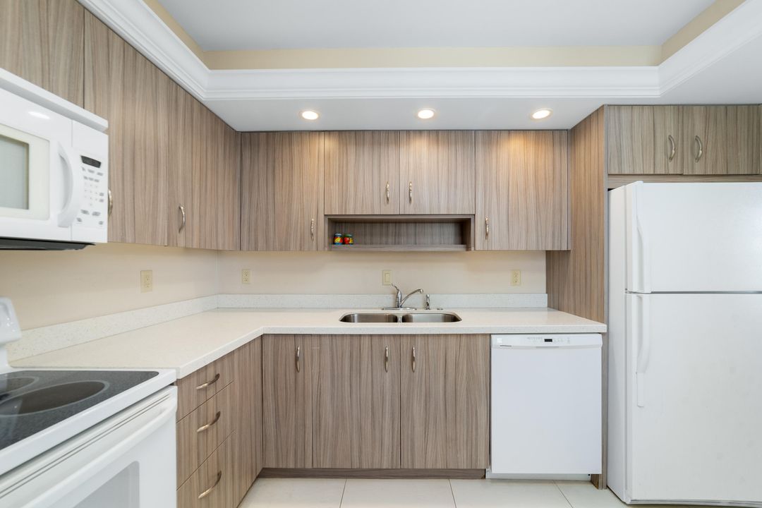 For Sale: $325,000 (2 beds, 2 baths, 1196 Square Feet)