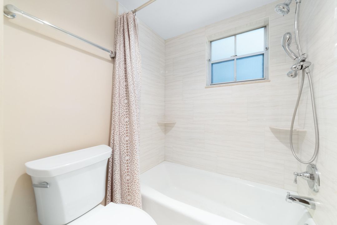 For Sale: $325,000 (2 beds, 2 baths, 1196 Square Feet)