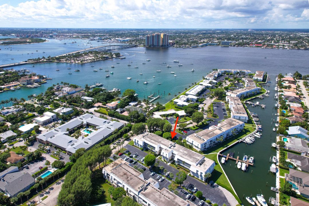 For Sale: $325,000 (2 beds, 2 baths, 1196 Square Feet)