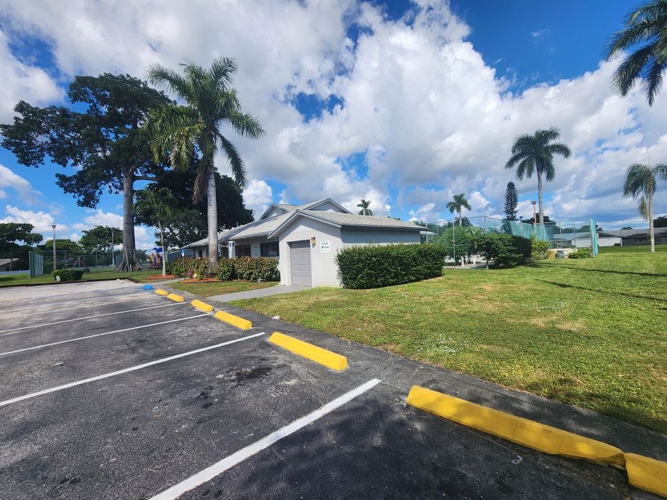 For Rent: $3,100 (4 beds, 2 baths, 1638 Square Feet)