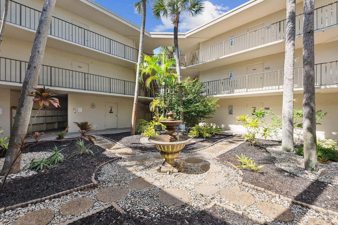 For Sale: $250,000 (2 beds, 2 baths, 930 Square Feet)