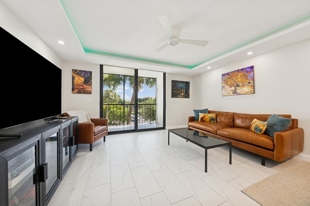 For Sale: $250,000 (2 beds, 2 baths, 930 Square Feet)