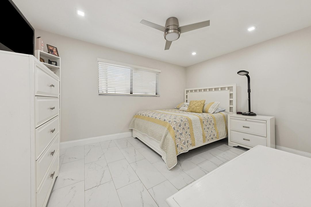 For Sale: $250,000 (2 beds, 2 baths, 930 Square Feet)