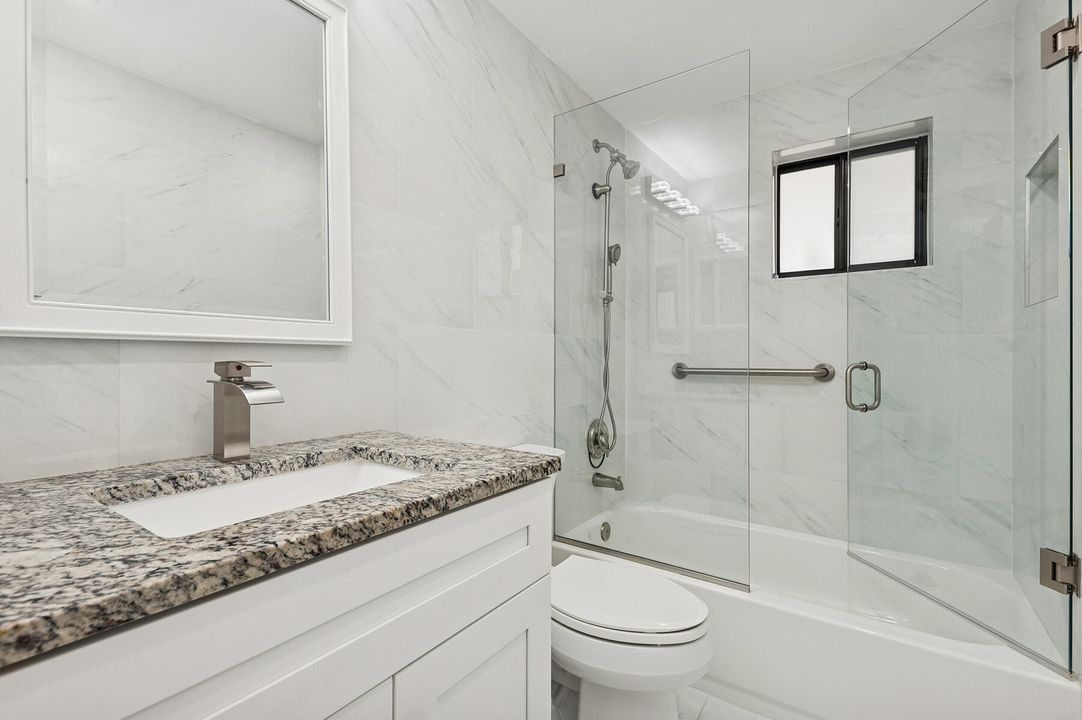 For Sale: $250,000 (2 beds, 2 baths, 930 Square Feet)