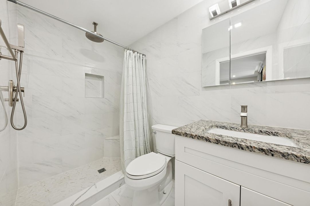 For Sale: $250,000 (2 beds, 2 baths, 930 Square Feet)