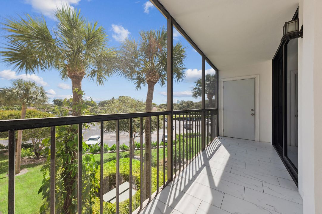 For Sale: $250,000 (2 beds, 2 baths, 930 Square Feet)