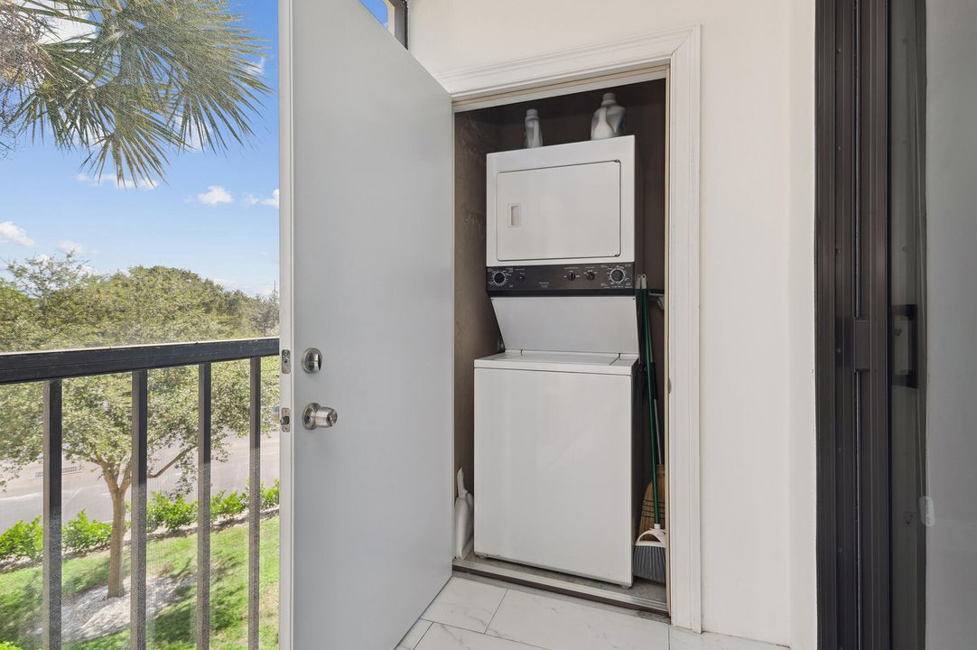 For Sale: $250,000 (2 beds, 2 baths, 930 Square Feet)