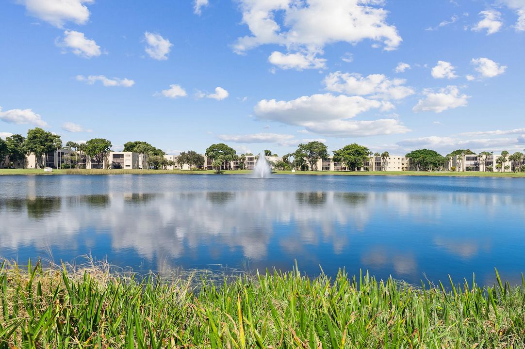 For Sale: $250,000 (2 beds, 2 baths, 930 Square Feet)