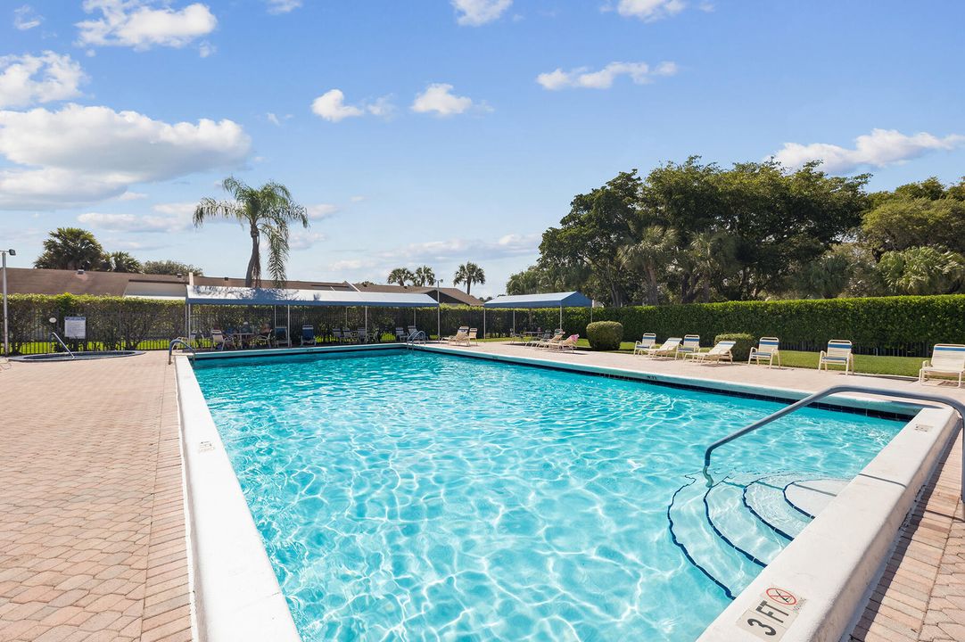 For Sale: $250,000 (2 beds, 2 baths, 930 Square Feet)