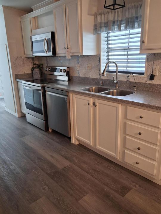 Active With Contract: $199,000 (3 beds, 2 baths, 1512 Square Feet)