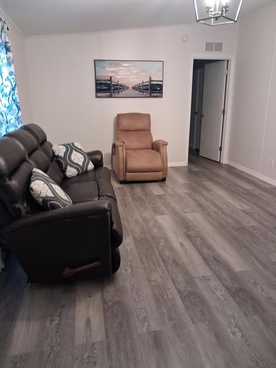 Active With Contract: $199,000 (3 beds, 2 baths, 1512 Square Feet)