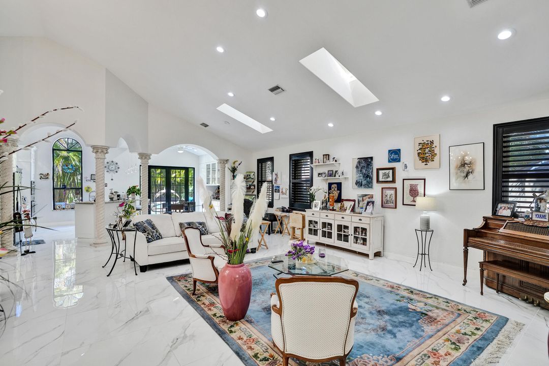 Active With Contract: $799,995 (2 beds, 2 baths, 1936 Square Feet)