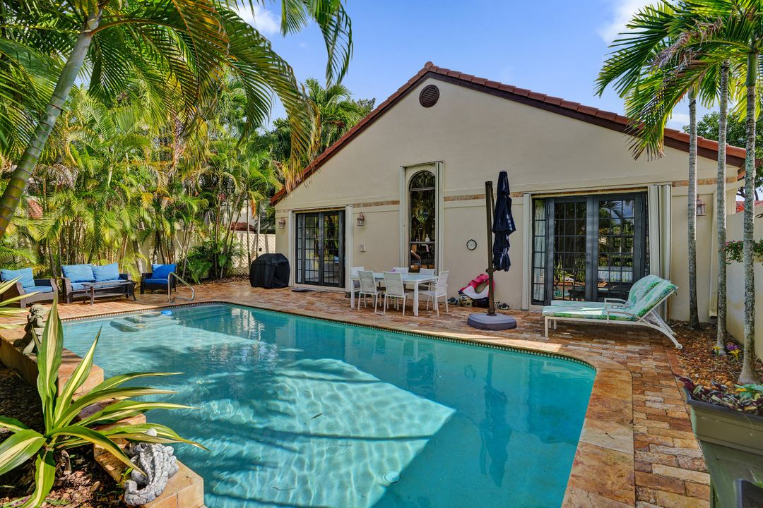 Active With Contract: $799,995 (2 beds, 2 baths, 1936 Square Feet)