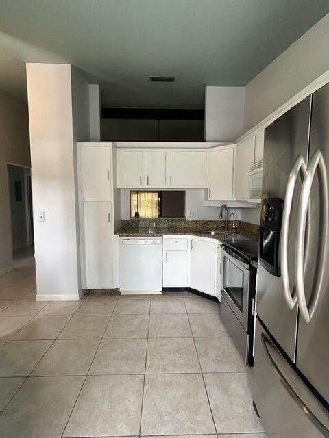 Active With Contract: $2,100 (2 beds, 2 baths, 1370 Square Feet)