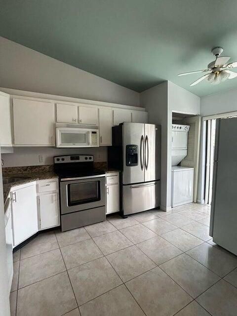 Active With Contract: $2,100 (2 beds, 2 baths, 1370 Square Feet)