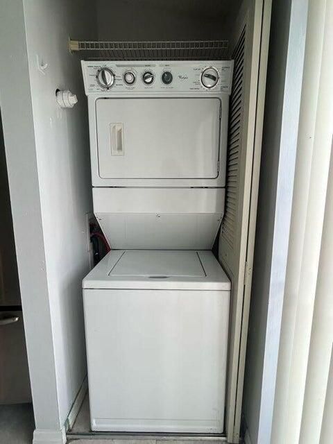 Active With Contract: $2,100 (2 beds, 2 baths, 1370 Square Feet)