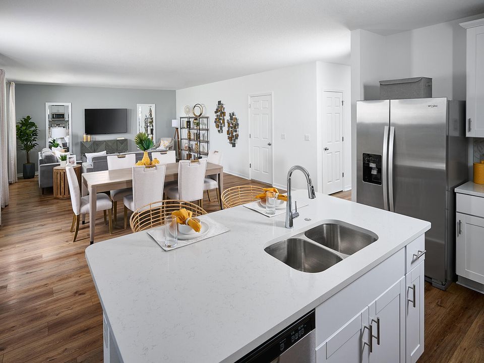 合同活跃: $443,290 (4 贝兹, 3 浴室, 2631 平方英尺)