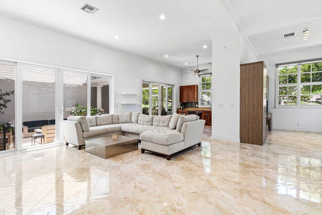 出租: $12,000 (3 贝兹, 2 浴室, 1965 平方英尺)