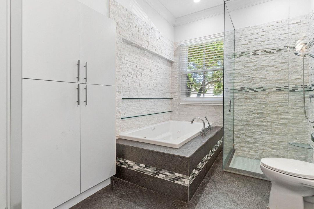 出租: $12,000 (3 贝兹, 2 浴室, 1965 平方英尺)