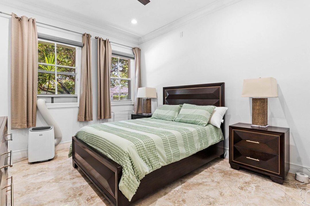 出租: $12,000 (3 贝兹, 2 浴室, 1965 平方英尺)