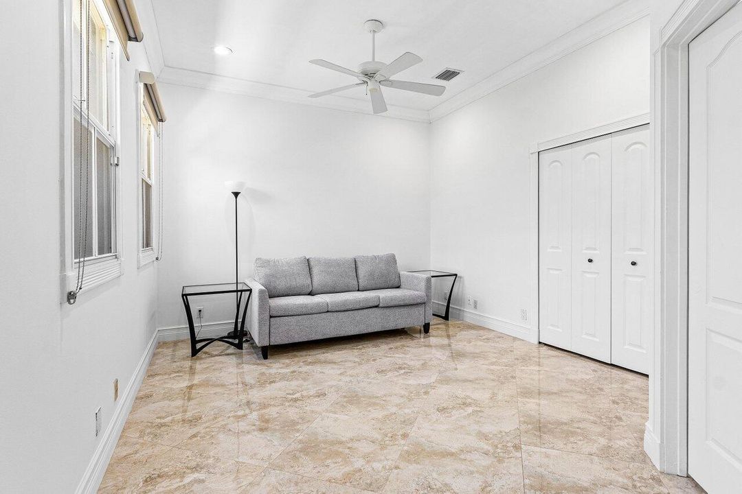 出租: $12,000 (3 贝兹, 2 浴室, 1965 平方英尺)