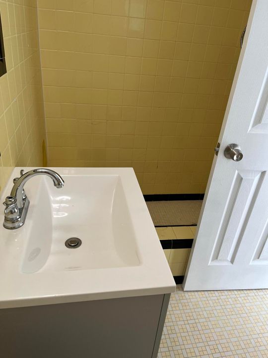 待售: $405,000 (0 贝兹, 0 浴室, 1040 平方英尺)