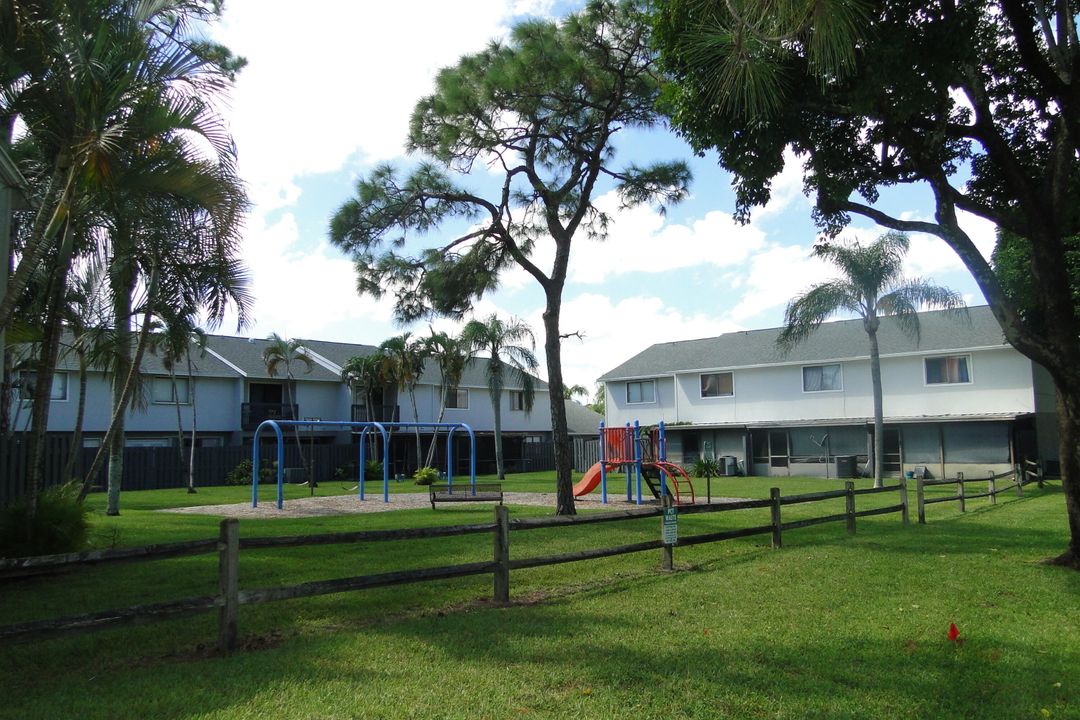 For Sale: $249,000 (2 beds, 2 baths, 1260 Square Feet)