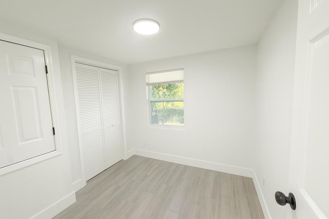 合同活跃: $198,500 (4 贝兹, 2 浴室, 760 平方英尺)