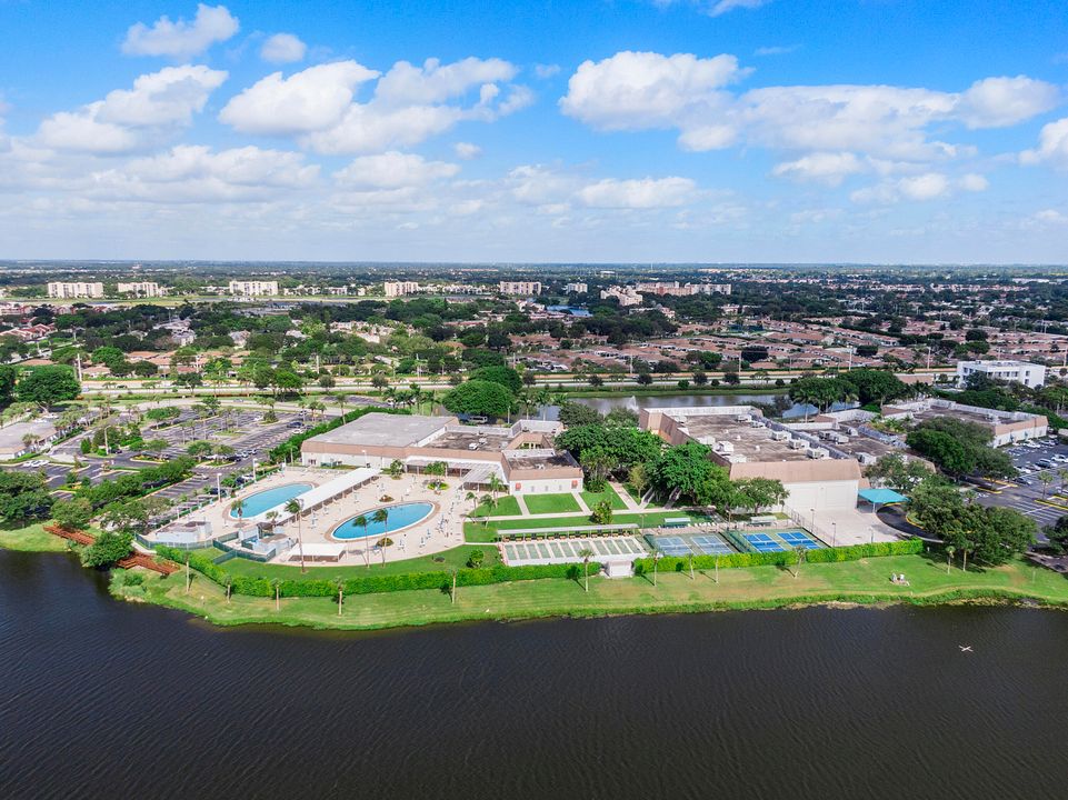 For Sale: $105,000 (2 beds, 2 baths, 907 Square Feet)