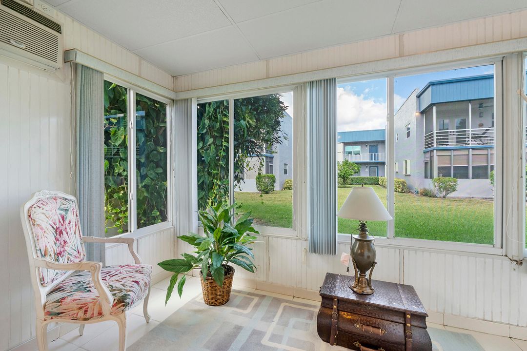 For Sale: $105,000 (2 beds, 2 baths, 907 Square Feet)