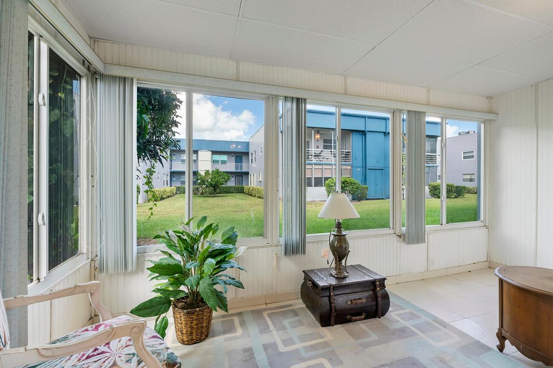 For Sale: $105,000 (2 beds, 2 baths, 907 Square Feet)