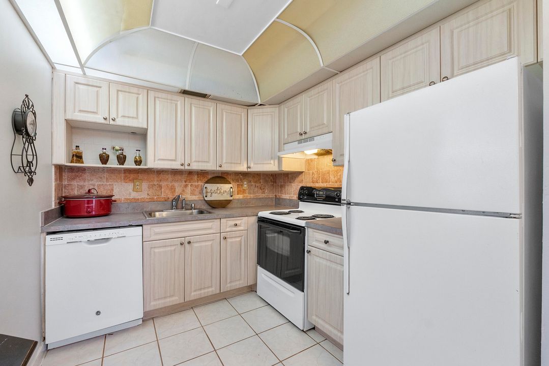 For Sale: $105,000 (2 beds, 2 baths, 907 Square Feet)