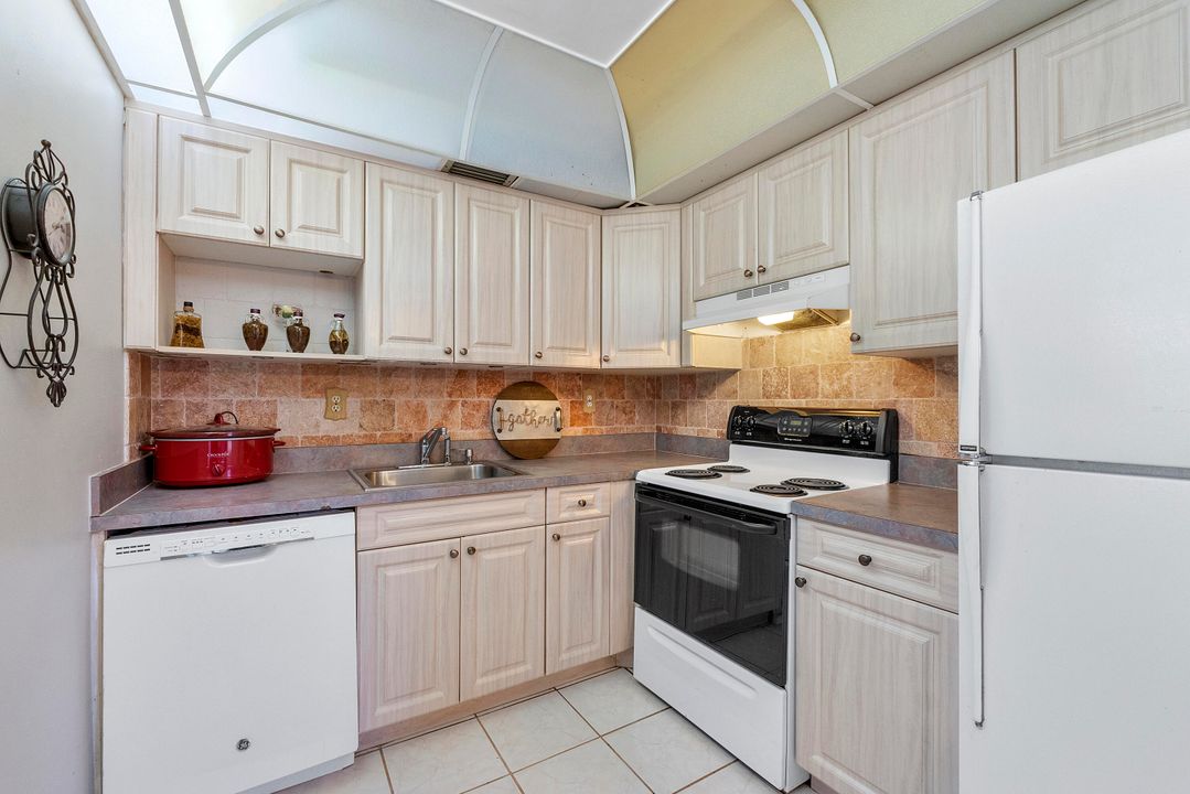 For Sale: $105,000 (2 beds, 2 baths, 907 Square Feet)