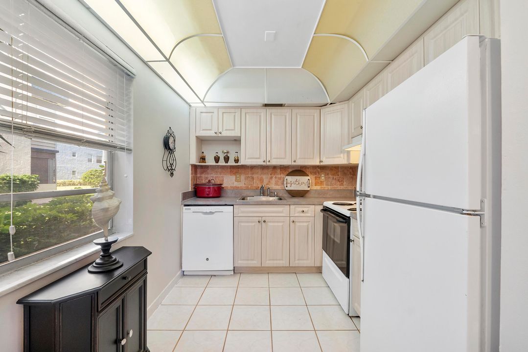 For Sale: $105,000 (2 beds, 2 baths, 907 Square Feet)