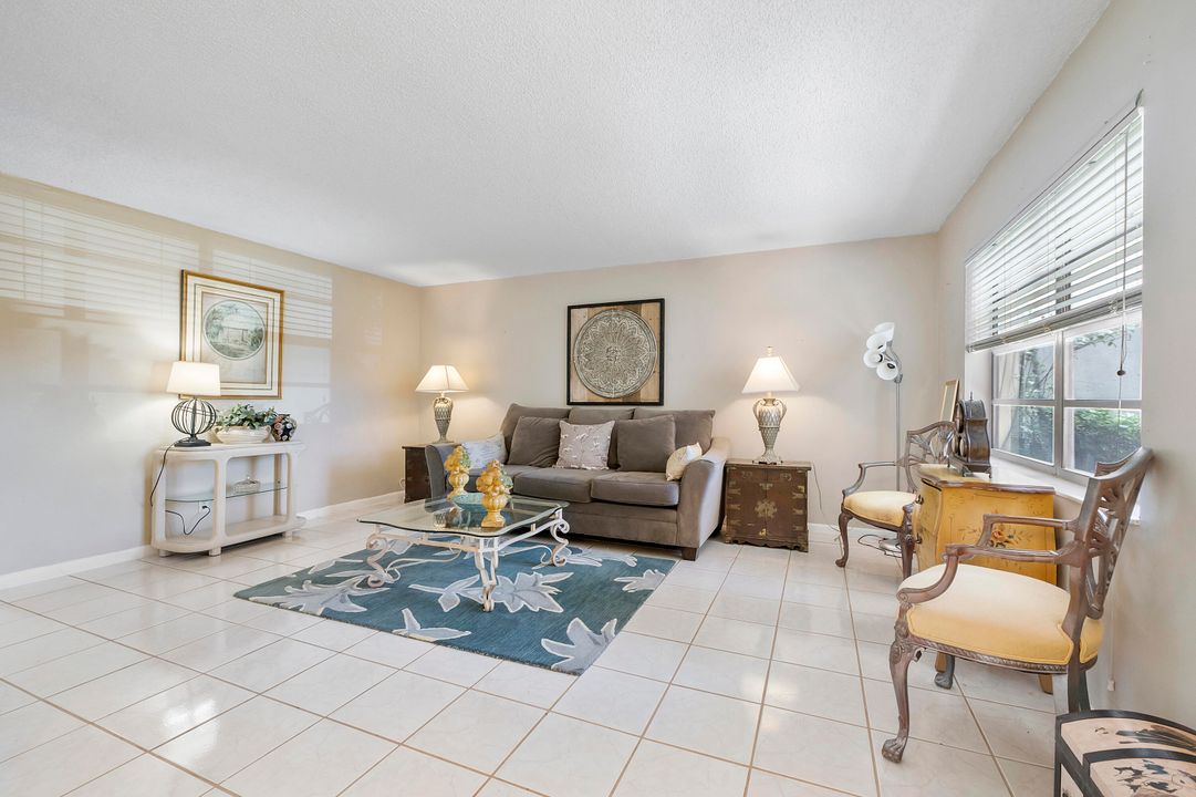 For Sale: $105,000 (2 beds, 2 baths, 907 Square Feet)