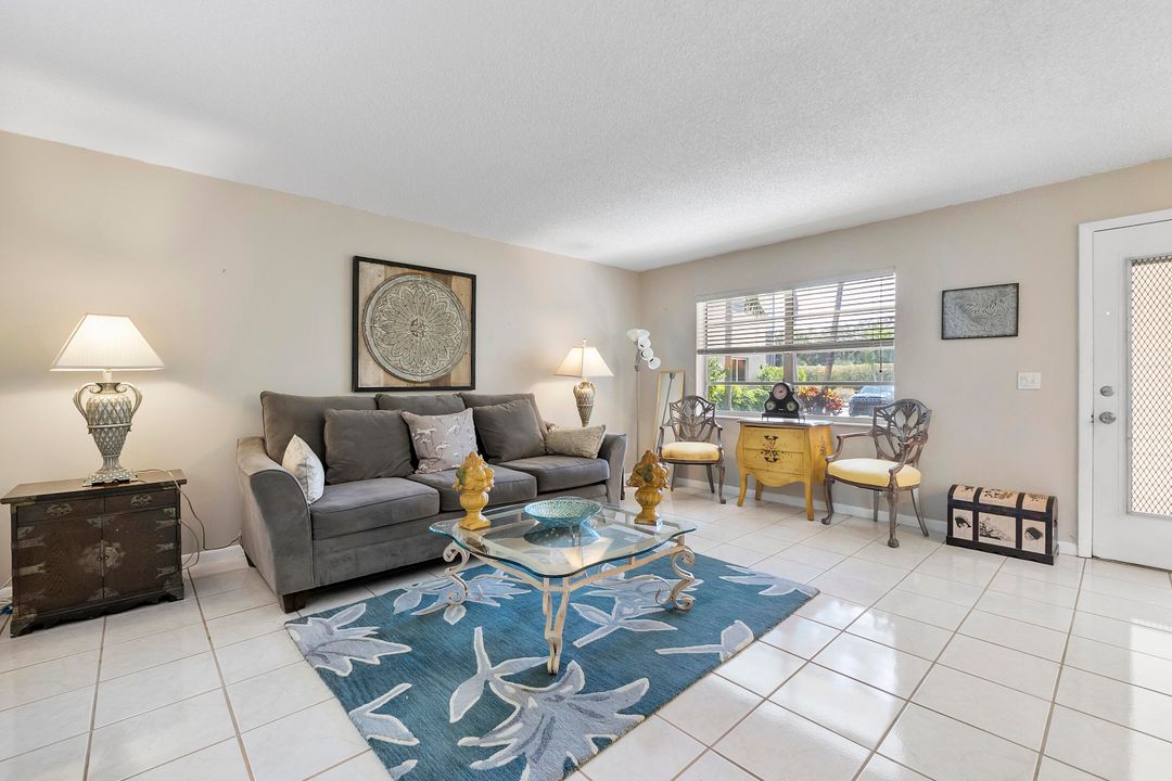 For Sale: $105,000 (2 beds, 2 baths, 907 Square Feet)