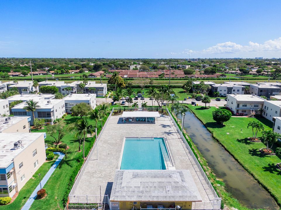 For Sale: $105,000 (2 beds, 2 baths, 907 Square Feet)