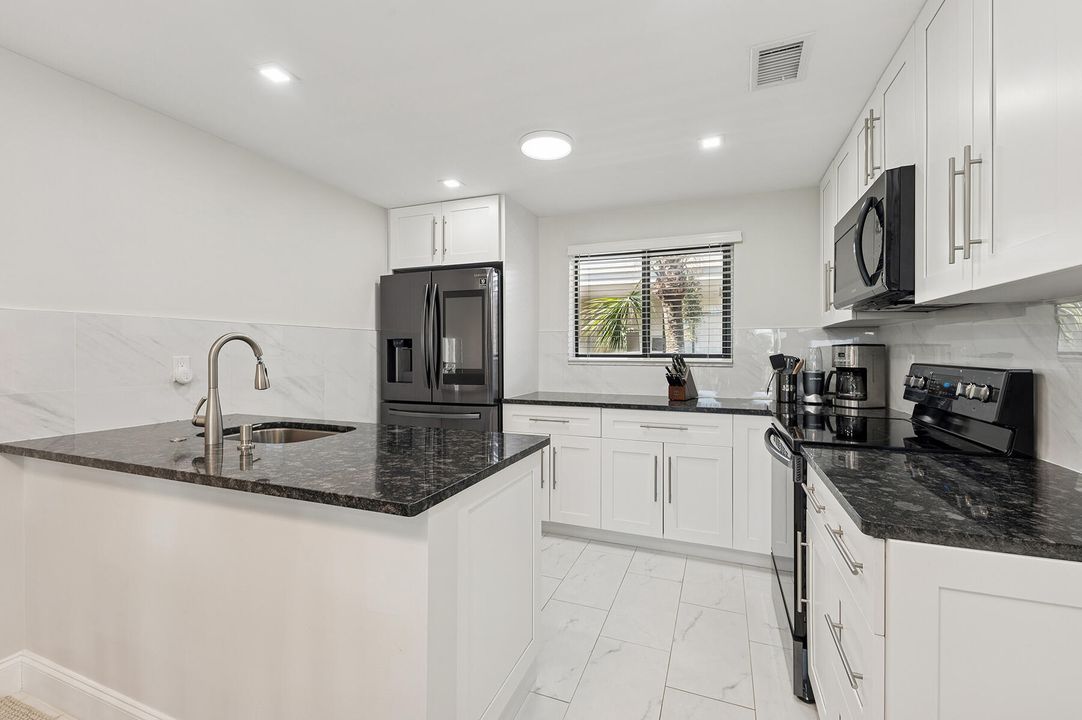 For Sale: $250,000 (2 beds, 2 baths, 930 Square Feet)