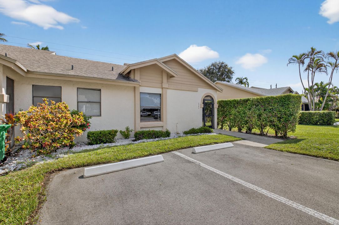 For Sale: $285,000 (2 beds, 2 baths, 1609 Square Feet)