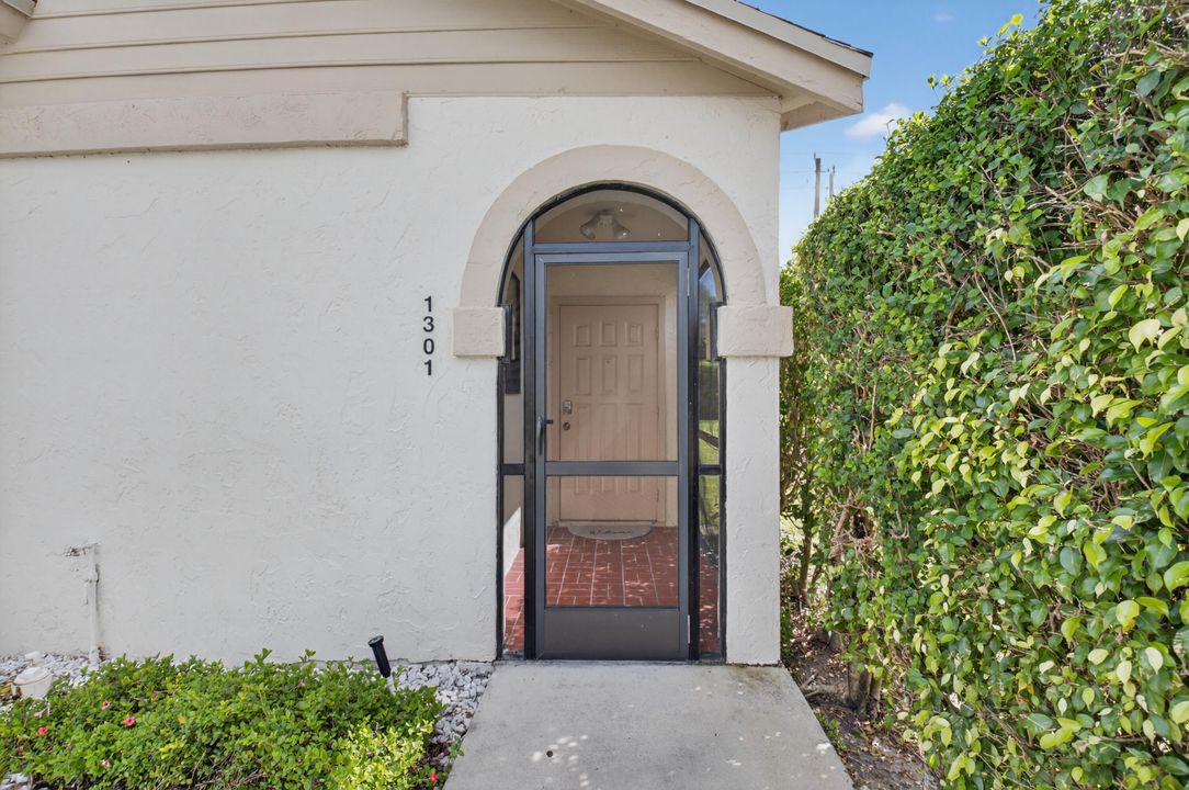 For Sale: $285,000 (2 beds, 2 baths, 1609 Square Feet)