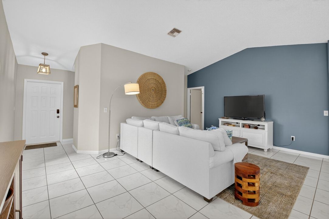 For Sale: $285,000 (2 beds, 2 baths, 1609 Square Feet)