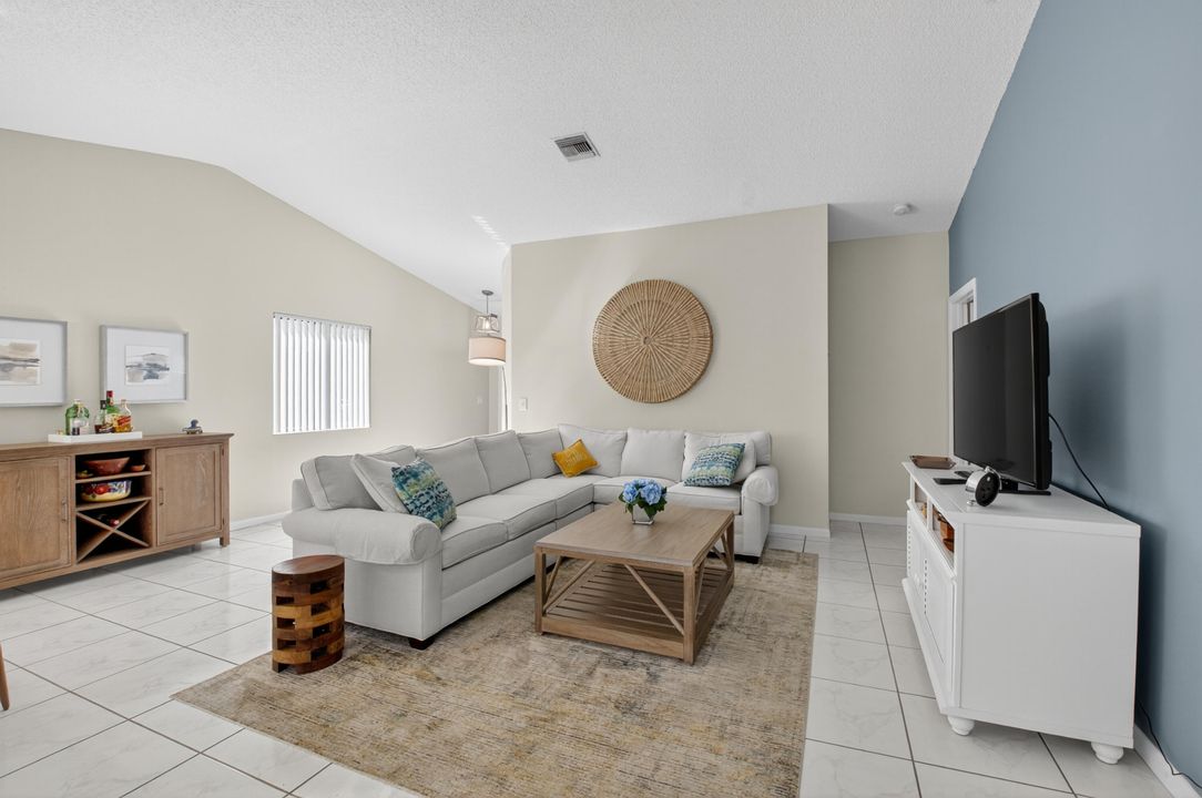 For Sale: $285,000 (2 beds, 2 baths, 1609 Square Feet)